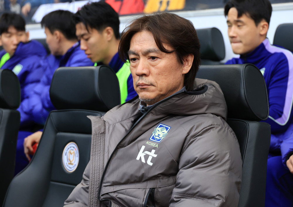 ▲한국축구국가대표팀 홍명보 감독이 28일(현지시간) 영국 밀턴킨스 스타디움 MK에서 열린 코트디부아르와 평가전에 입장해 경기 시작을 기다리고 있다. (연합뉴스)