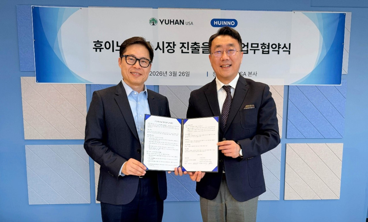 ▲윤태원(왼쪽) 유한USA 대표와 길영준 휴이노 대표가 업무협약을 체결한 뒤 기념촬영을 하고 있다. (사진제공=유한양행)