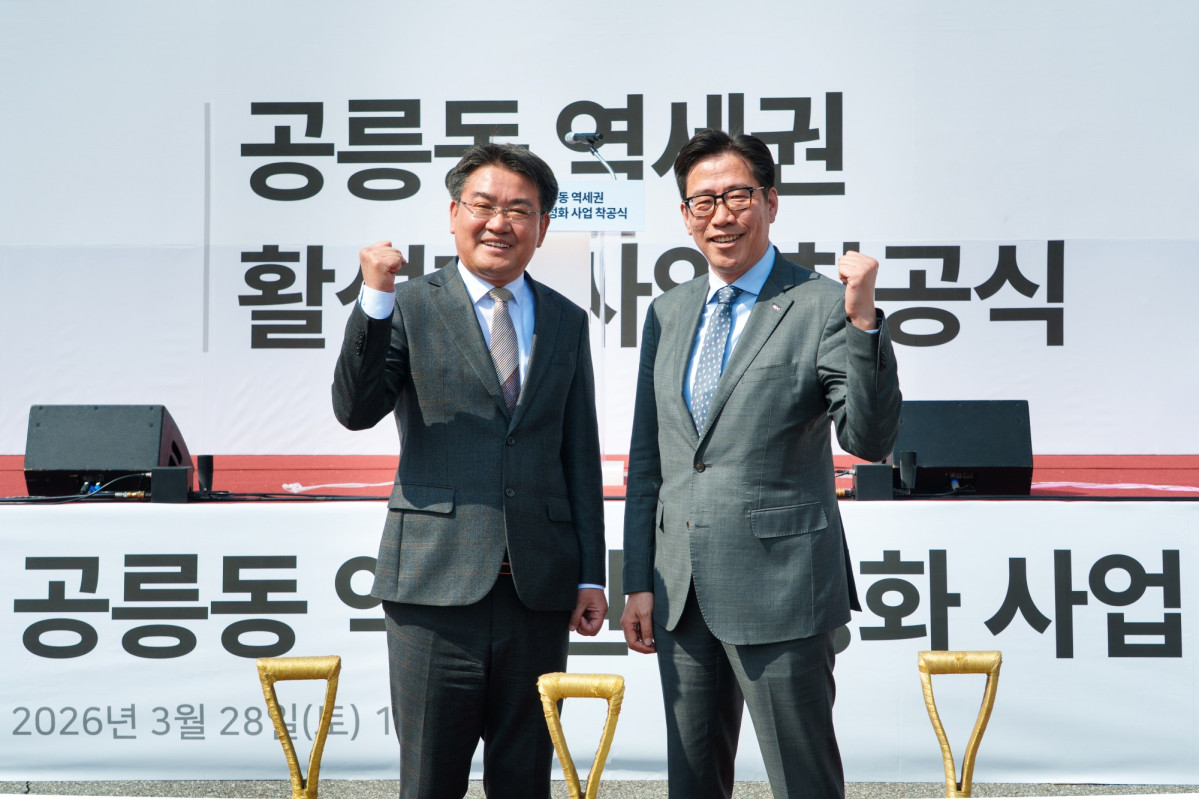 ▲IPARK현대산업개발은 서울 노원구청과 함께 공릉동 375-4번지 일대 공릉동 역세권 활성화 사업 착공식을 개최했다. (왼쪽부터) 오승록 노원구청장, 박희윤 IPARK현대산업개발 개발본부장. (사진제공=IPARK현대산업개발)