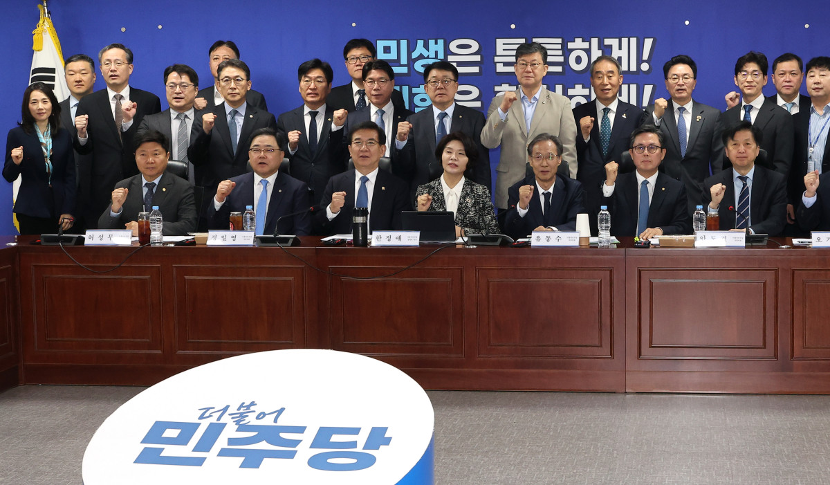 ▲30일 국회 의원회관에서 열린 더불어민주당 중동전쟁 경제 대응 특별위원회 첫 회의에서 참석자들이 기념촬영을 하고 있다. (사진=연합뉴스)