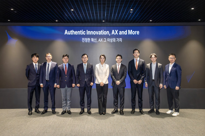 ▲더존비즈온은 지난 27일 서울 중구 더존을지타워에서 ‘2026년 비전 선포식’을 개최했다. <왼쪽부터 조선경 더존비즈온 상무, 홍용선 부사장, 공동대표 지용구 사장·이강수 부회장, 연다예 EQT Partners Korea 대표, 안재연 전무, 정준모 이사, 변훈 이사, 구성기 고문> (사진제공 = 더존비즈온)
