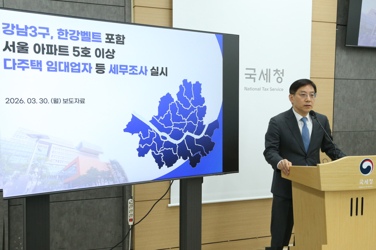 ▲안덕수 국세청 조사국장이 30일 정부세종청사에서 강남3구, 한강벨트 포함 서울 아파트 5호 이상다주택 임대업자 등애 대한 세무조사 실시 브리핑을 하고 있다. (사진제공=국세청)