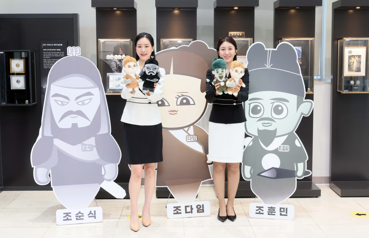 ▲한국조폐공사가 30일 서울 마포구 조폐공사 화폐제품판매관에서 마케팅 캐릭터 ‘조팸스(JOFAMS)’를 공개하고 있다. 이번에 공개된 마케팅 캐릭터는 세종대왕(훈민), 신사임당(다임), 이순신 장군(순식)으로 화폐 속 위인을 현대적 감각으로 재해석, 친근하게 표현한 것이 특징이다. 각 캐릭터는 문화사업(훈민), 기념주화·기념메달사업(순식), 보안인쇄사업(다인)을 대표하며 조폐공사는 이를 활용해 소비자와 소통할 예정이다. 신태현 기자 holjjak@