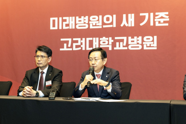 ▲고려대의료원 미래병원 기자간담회에서 윤을식 의무부총장 겸 의료원장이 질의에 답변하고 있다. (사진제공=고려대의료원)