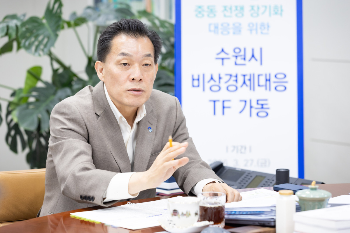 ▲이재준 수원특례시장이 30일 '중동 전쟁 장기화 대응을 위한 수원시 비상경제대응 TF' 첫 회의를 직접 주재하며 관계 부서에 현장 중심의 선제적 대응을 지시하고 있다. (수원특례시)