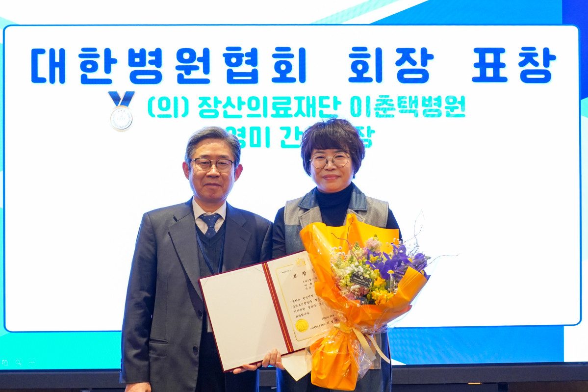 ▲영미 이춘택병원 간호팀장(오른쪽)이 3월 27일 서울 롯데호텔에서 열린 제14차 대한전문병원협회 정기총회에서 노홍인 대한병원협회 상근부회장(왼쪽)으로부터 대한병원협회장 표창을 수상한 뒤 기념 촬영을 하고 있다. 이 팀장은 1999년 입사 이후 20여 년간 임상 현장을 지키며 전 병실 간호·간병 통합서비스 도입을 이끈 공로를 인정받았다. (이춘택병원)