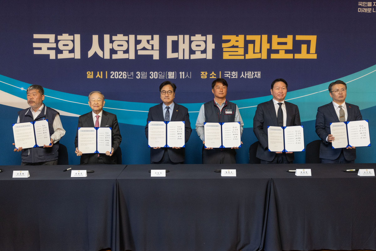 ▲우원식 국회의장과 노동 경제 5단체장들이 30일 국회 사랑재에서 열린 '국회 사회적대화 결과 보고'에서 공동선언문에 서명한 뒤 기념촬영하고 있다. 왼쪽부터 김동명 한국노총 위원장, 손경식 한국경영자총협회 회장, 우원식 국회의장, 양경수 민주노총 위원장, 최태원 대한상공회의소 회장, 오기웅 중소기업중앙회 부회장. 2026.3.30 [공동취재]