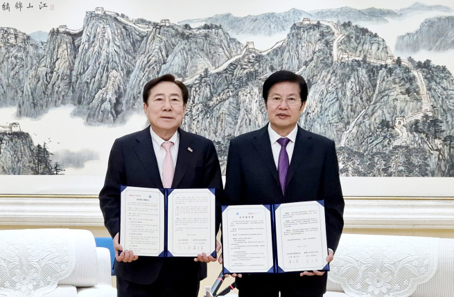 ▲김기문(왼쪽) 중소기업중앙회 회장과 가오윈룽 중화전국공상업연합회 주석이 30일 중국 베이징에서 진행된 업무협약식 후 기념사진을 촬영하고 있다. (사진제공=중소기업중앙회)