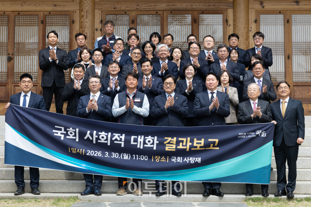 ▲30일 서울 여의도 국회 사랑재에서 열린 국회 사회적대화 결과보고를 마친 참석자들이 사랑재 앞에서 기념촬영을 하고 있다. 오기웅(앞줄 왼쪽 두번째부터)중소기업중앙회 부회장, 양경수 전국민주노동조합총연맹 위원장, 우원식 국회의장, 최태원 대한상공회의소 회장, 손경식 한국경영자총협회 회장. 고이란 기자 photoeran@