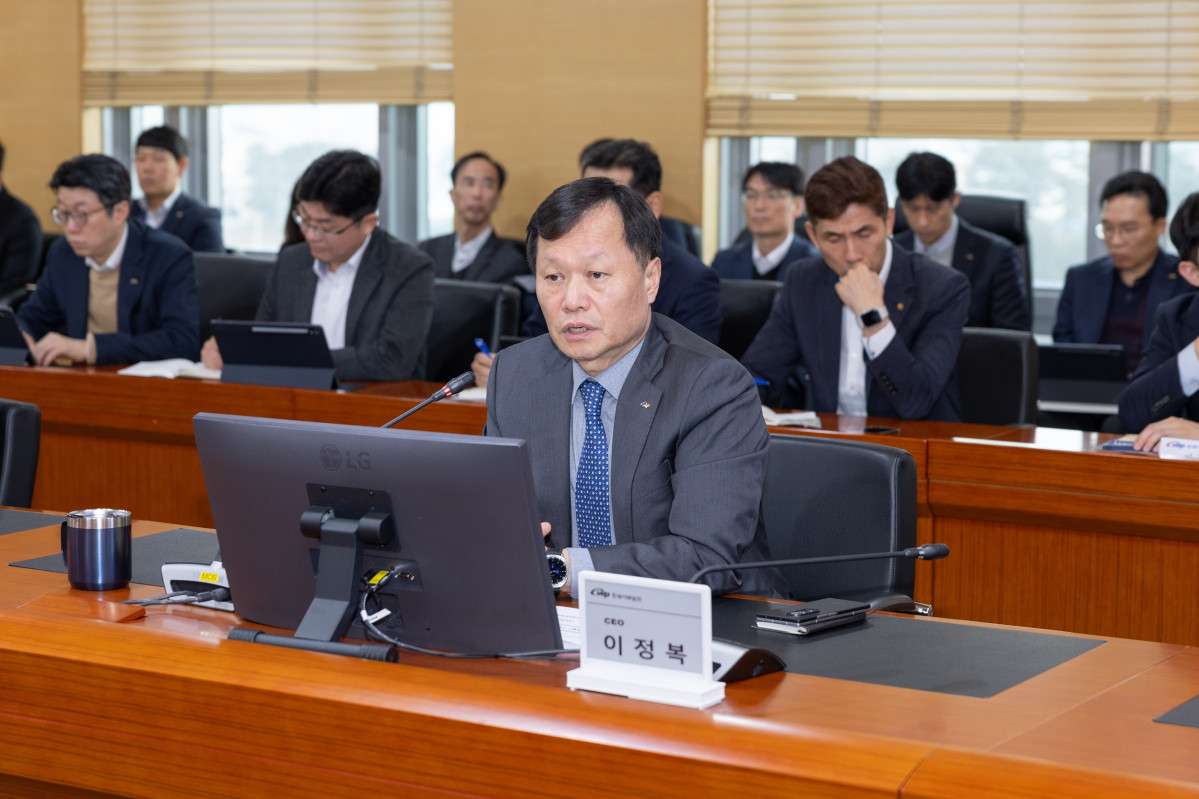 ▲한국서부발전은 30일 충남 태안 본사에서 ‘2026년도 제1차 최고경영자(CEO) 청렴 액션플랜 전략회의’를 개최했다고 밝혔다. 사진은 이정복 서부발전 사장이 회의를 주재하는 모습. (사진제공=한국서부발전)