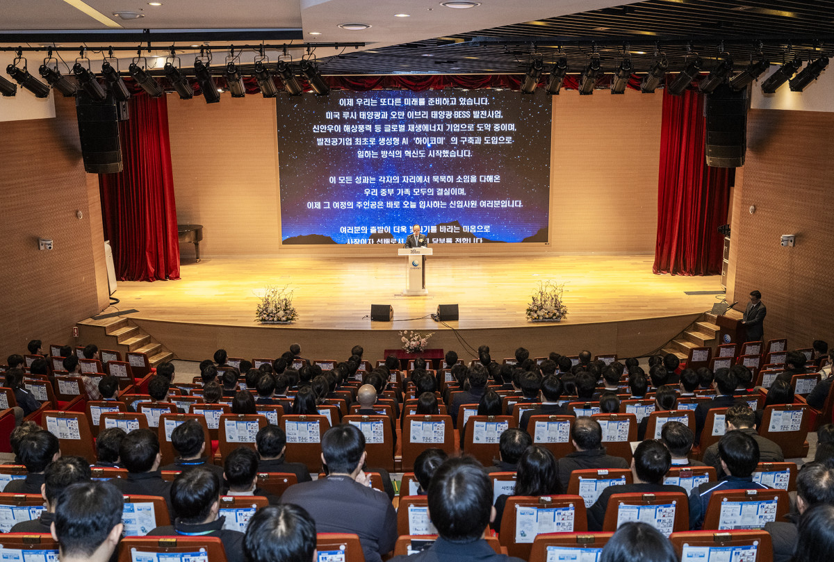 ▲이영조 한국중부발전 사장이 30일 신입사원 축사를 하고 있다. (사진제공=한국중부발전)