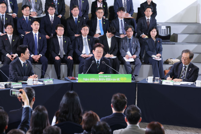 ▲이재명 대통령이 30일 제주한라대학교 한라컨벤션센터에서 열린 타운홀미팅 '제주의 마음을 듣다'에서 발언하고 있다. (연합뉴스)