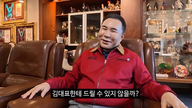 ▲치킨 프랜차이즈 제너시스BBQ 윤홍근 회장 (출처=김선태 유튜브 영상 갈무리)