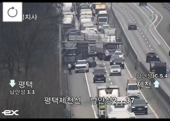 ▲[속보] 평택제천고속도로 안성맞춤휴게소 인근 대형 화물차 사고 (출처=로드플러스 캡처)