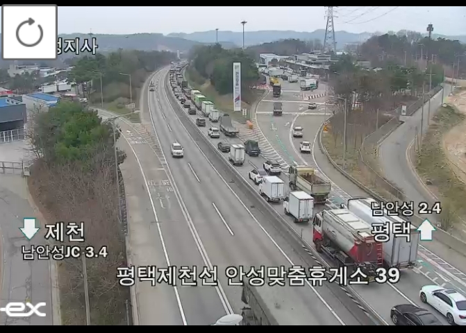 ▲[속보] 평택제천고속도로 안성맞춤휴게소 인근 대형 화물차 사고 (출처=로드플러스 캡처)