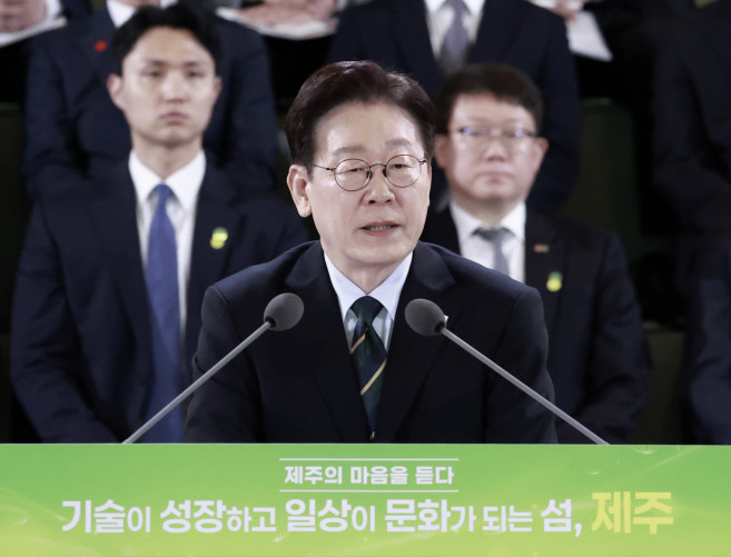 ▲이재명 대통령이 30일 제주한라대학교 한라컨벤션센터에서 열린 타운홀미팅 '제주의 마음을 듣다'에서 발언하고 있다. (연합뉴스)