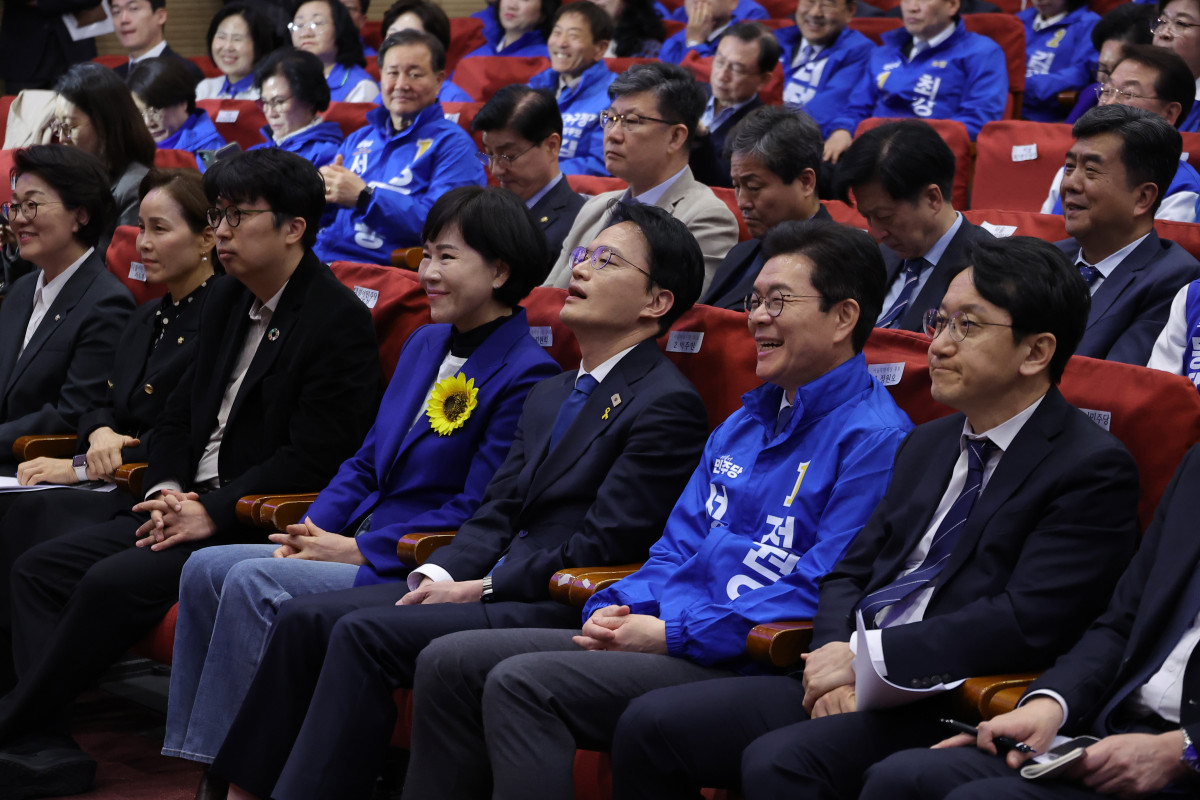 ▲더불어민주당 서울시장 경선 예비후보인 전현희, 박주민, 정원오 후보가 30일 국회에서 열린 최고위원회의에 참석해 있다. 사진=연합뉴스