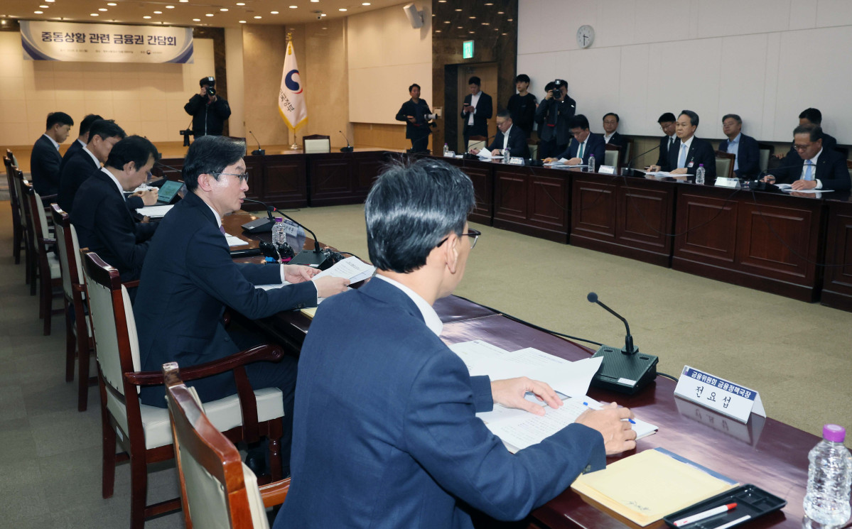 ▲이억원 금융위원장이 30일 서울 종로구 정부서울청사에서 열린 ‘중동상황 관련 금융권 간담회’에서 모두발언을 하고 있다. 신태현 기자 holjjak@
