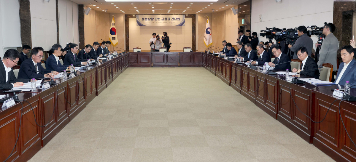 ▲이억원 금융위원장이 30일 서울 종로구 정부서울청사에서 열린 ‘중동상황 관련 금융권 간담회’에서 모두발언을 하고 있다. 신태현 기자 holjjak@