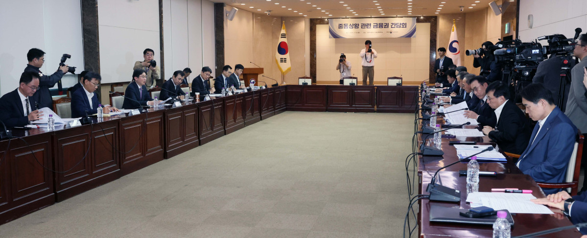 ▲이억원 금융위원장이 30일 서울 종로구 정부서울청사에서 열린 ‘중동상황 관련 금융권 간담회’에서 모두발언을 하고 있다. 신태현 기자 holjjak@