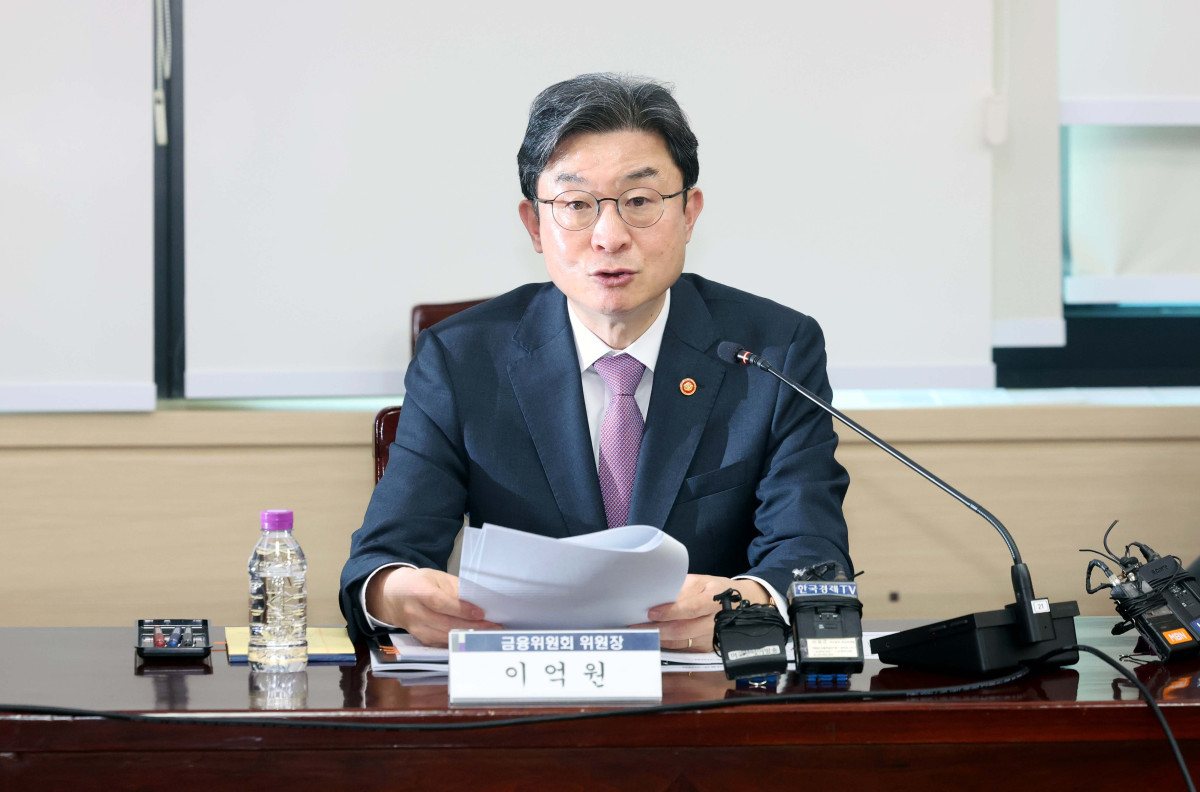▲이억원 금융위원장이 30일 서울 종로구 정부서울청사에서 열린 ‘중동상황 관련 금융권 간담회’에서 모두발언을 하고 있다. 신태현 기자 holjjak@