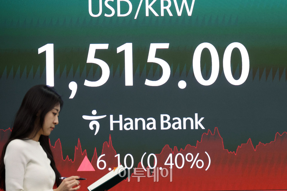 ▲30일 서울 중구 하나은행 딜링룸 전광판에 원·달러 환율이 표기되고 있다. 이날 코스피 지수는 전 거래일보다 161.57포인트(2.97%) 내린 5277.30, 코스닥 지수는 전 거래일보다 34.46포인트(3.02%) 하락한 1107.05에 거래를 마감했다. 원·달러 환율은 주간 거래 종가(15시30분) 기준 전일 대비 6.8원 상승한 1515.7원을 기록했다. 고이란 기자 photoeran@