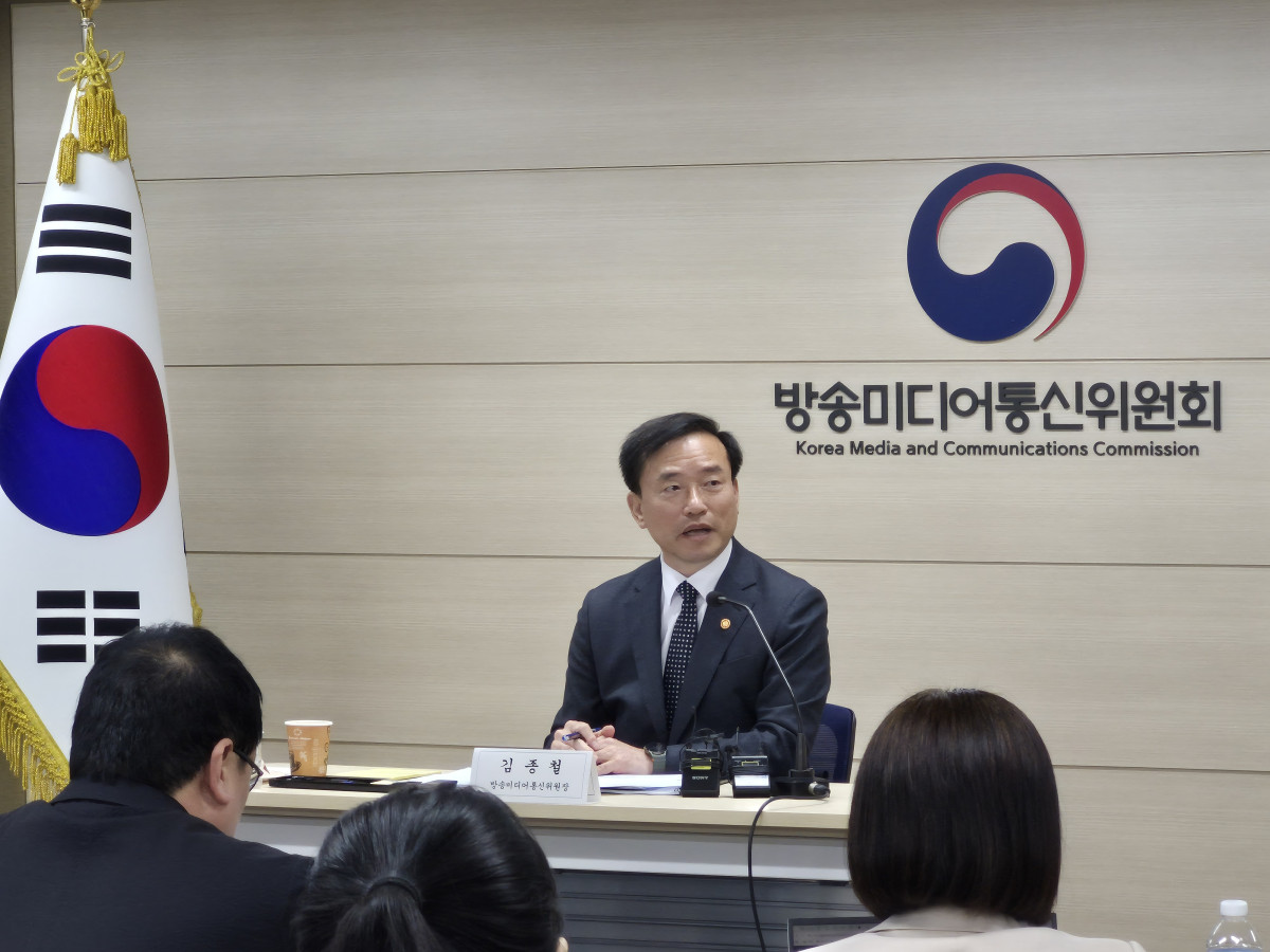 ▲30일 정부과천청사에서 김종철 방미통위원장이 기자간담회를 진행하고 있다. 김연진 기자 yeonjin@