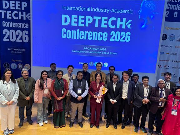 ▲DeepTech Conference 2026에서 주요 인사들이 기념 촬영을 하고 있다. (광운대)