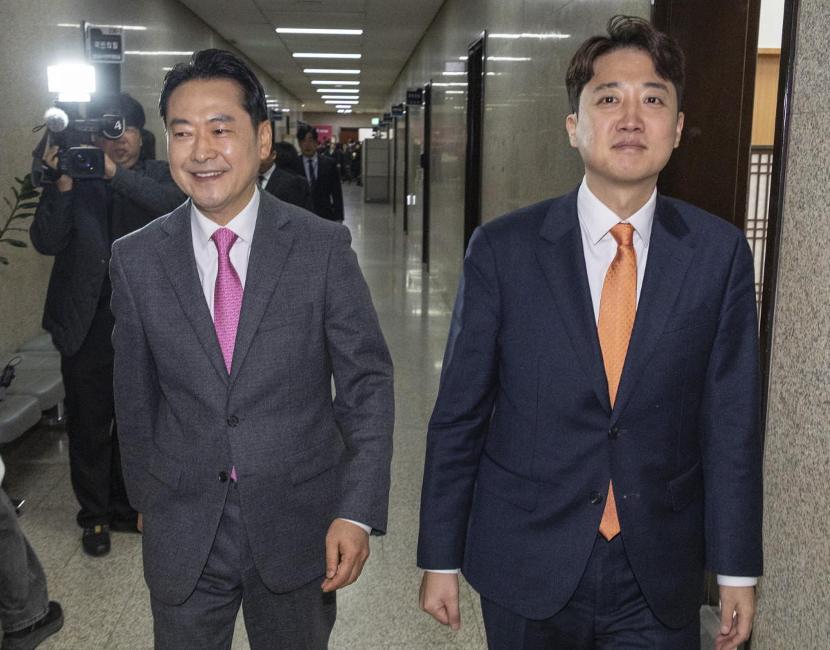 ▲국민의힘 장동혁 대표(왼쪽)와 개혁신당 이준석 대표가 13일 국회 국민의힘 당대표 회의실에서 만난 뒤 나란히 복도를 이동하고 있다. (연합뉴스)