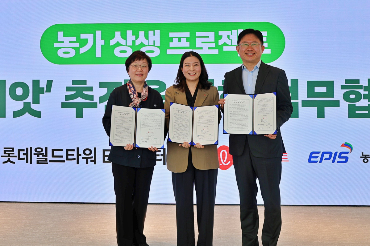 ▲30일 서울 송파구에 위치한 롯데월드타워에서 '상생씨앗' 업무협약식 체결을 기념해 이미경(왼쪽부터) 환경재단 대표, 김혜영 롯데마트·슈퍼 ESG조직문화팀장, 윤동진 농림수산식품교육문화정보원장이 함께 사진을 찍고 있다. (사진제공=롯데마트)