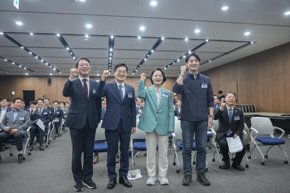 ▲김승원 도당위원장(왼쪽부터)김동연, 추미애, 한준호 더불어민주당 경기도지사 경선후보가 30일 경기 수원시 경기도의회에서 열린 더불어민주당 경기도당 제3차 상무위원회에 참석해 파이팅을 외치고 있다. (더불어민주당 경기도당)