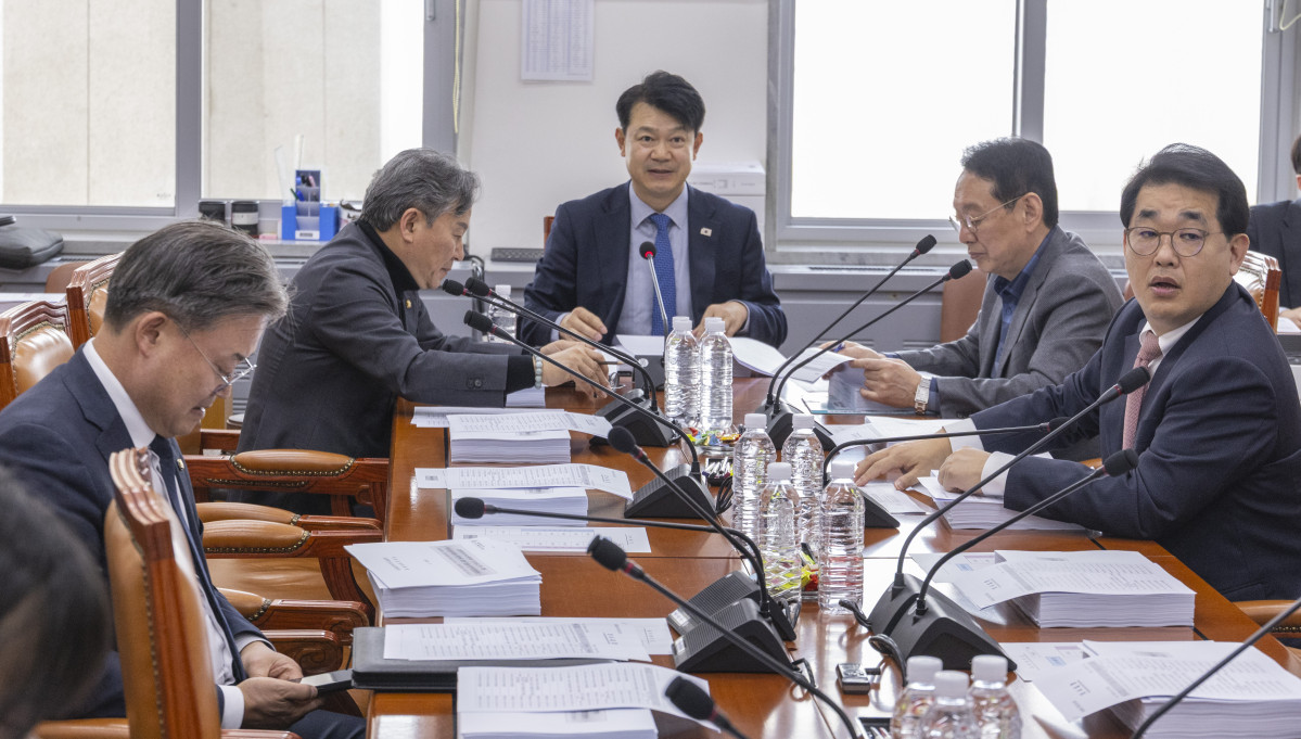 ▲복기왕 국회 국토교통위원회 교통법안심사소위원장이 30일 국회에서 열린 교통소위에서 안건을 설명하고 있다 . (연합뉴스)