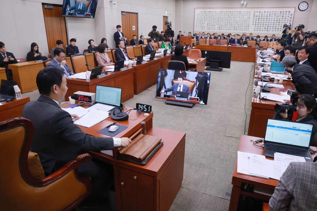 ▲30일 국회에서 열린 법제사법위원회 전체회의에서 위원장 직무대행인 더불어민주당 김용민 의원이 민주유공자 예우에 관한 법률안을 의결하고 있다. (연합뉴스)