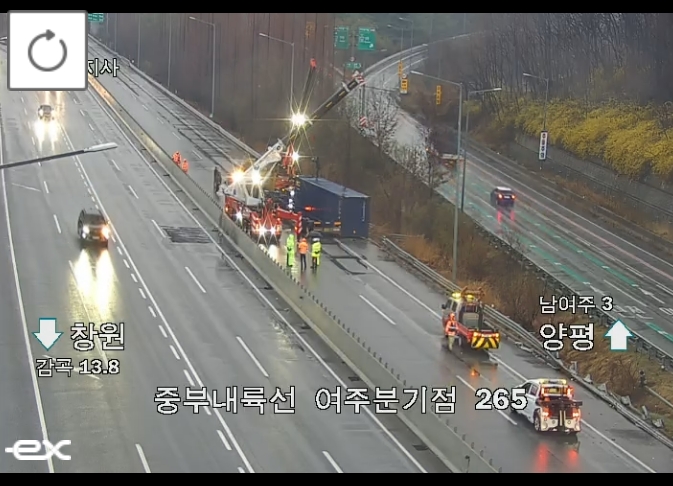 ▲[속보] 중부내륙고속도로 여주분기점 인근 대형 화물차 사고…양방향 전면 차단 (출처=로드플러스 캡처)