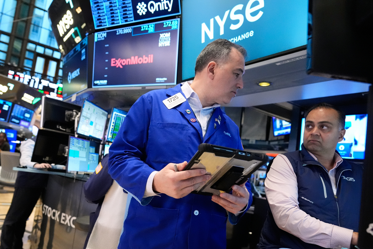 ▲미국 뉴욕증권거래소(NYSE)에서 30일(현지시간) 트레이더들이 근무하고 있다. (뉴욕/AP연합뉴스)