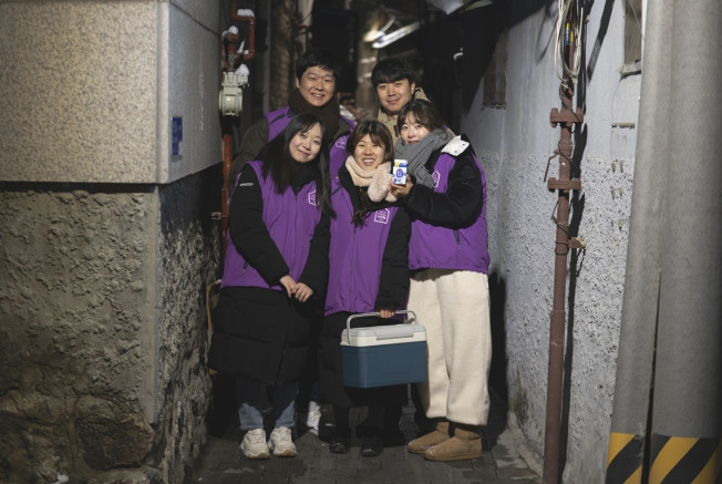 ▲매일유업 임직원, 소화가 잘되는 우유 독거어르신 우유안부 배달 봉사활동. (사진제공=매일유업)