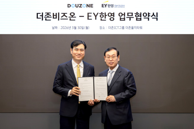 ▲30일 더존을지타워에서 이광열(왼쪽부터) EY한영 감사부문대표와 이강수 더존비즈온 부회장이 AI 기반 차세대 ERP 고도화 및 AX 확산을 위한 업무협약(MOU)을 체결하고 기념 촬영을 하고 있다. (제공=EY한영)