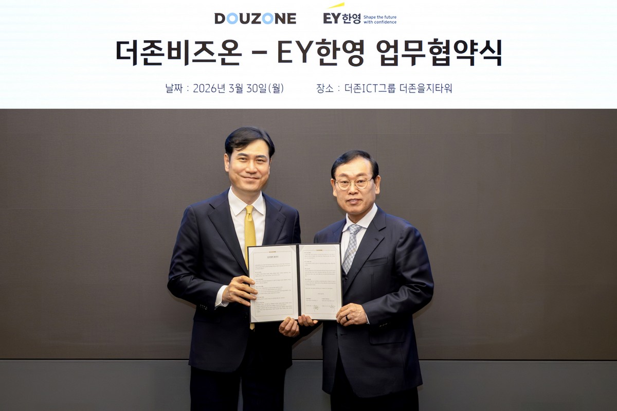 ▲더존비즈온 공동대표 이강수 부회장(오른쪽)과 EY한영 이광열 감사부문대표가 30일 더존을지타워에서 AI 기반 차세대 ERP 고도화 및 AX 확산을 위한 업무협약을 체결하고 기념 촬영을 하고 있다. (사진제공=더존비즈온)