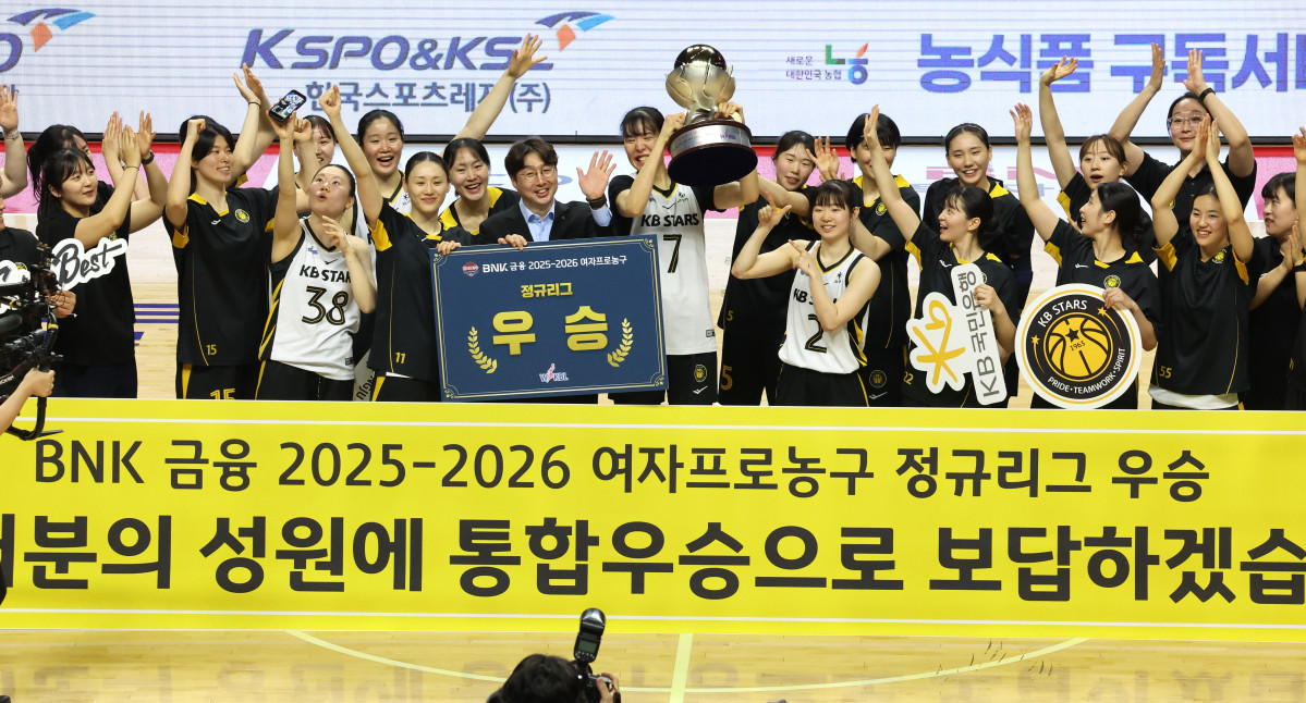 ▲30일 부산 사직체육관에서 열린 2025~2026 여자프로농구 부산 BNK 썸과 청주 KB스타즈의 정규리그 마지막 경기. KB스타즈 선수들이 BNK 썸과의 마지막 경기에서 승리한 뒤 정규리그 우승컵과 상패를 들고 우승 세리머니를 하고 있다. (연합뉴스)