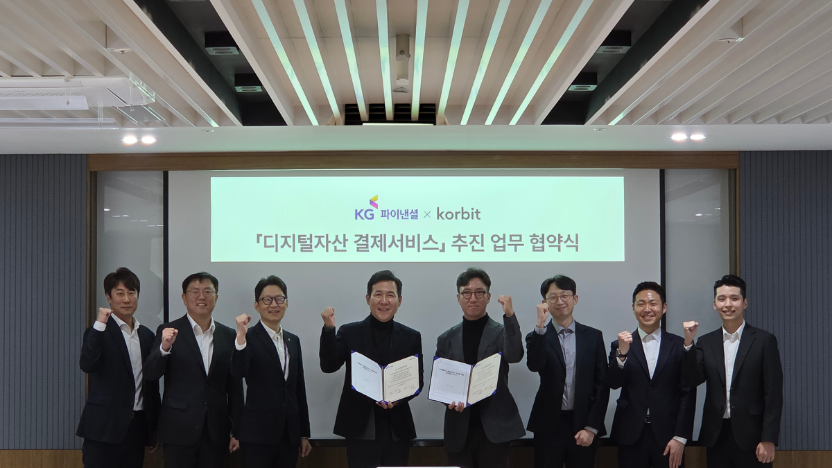 ▲오세진 코빗 대표(왼쪽에서 다섯번째)와 유승용 KG파이낸셜 대표(왼쪽에서 네번째) 등 양사 관계자들이 30일 오후 서울 KG파이낸셜 본사에서 열린 업무 협약식에 참석해 기념 촬영을 하고 있다. (사진=코빗)