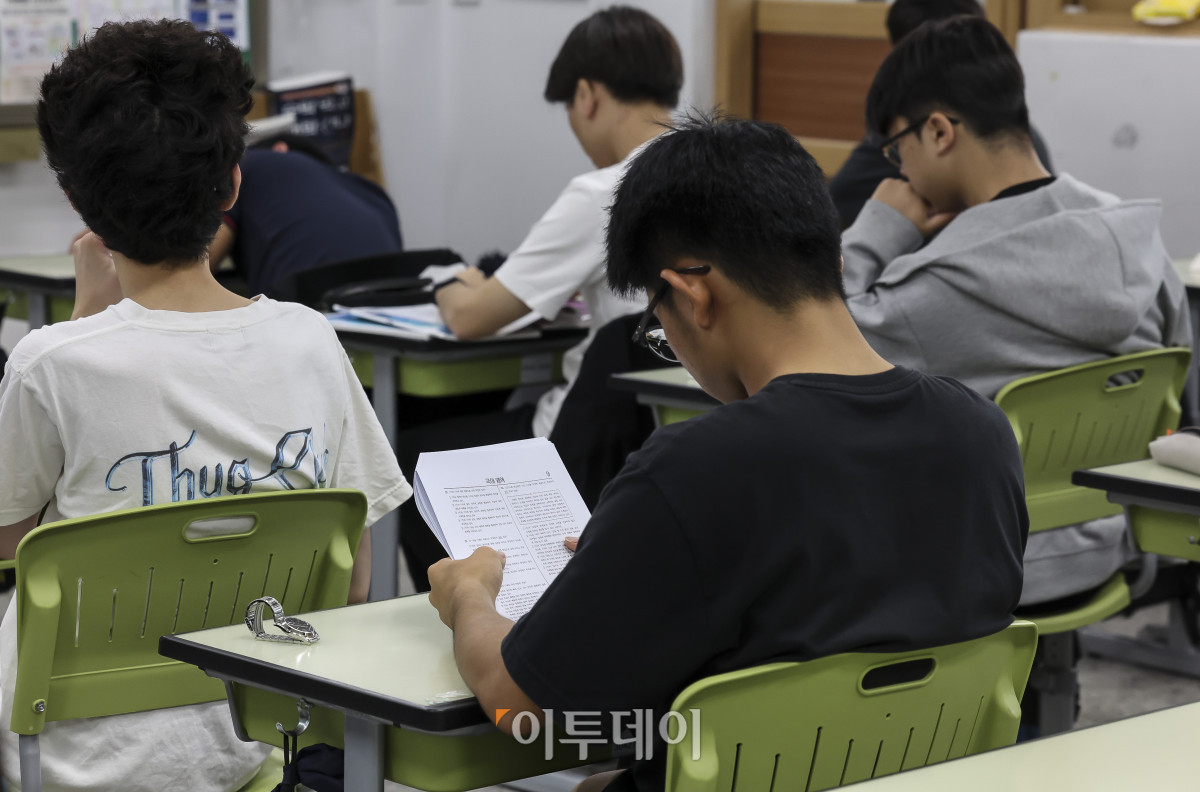 ▲2026학년도 대학수학능력시험 6월 모의평가 시행일인 4일 서울 광진구 광남고등학교에서 학생들이 시험 준비를 하고 있다. (이투데이DB)