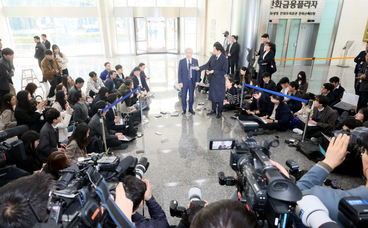 ▲신현송 한국은행 총재 후보자가 31일 서울 중구 한화금융플라자에 마련된 인사청문회 준비 사무실로 출근하며 취재진의 질문에 답하고 있다. 신태현 기자 holjjak@