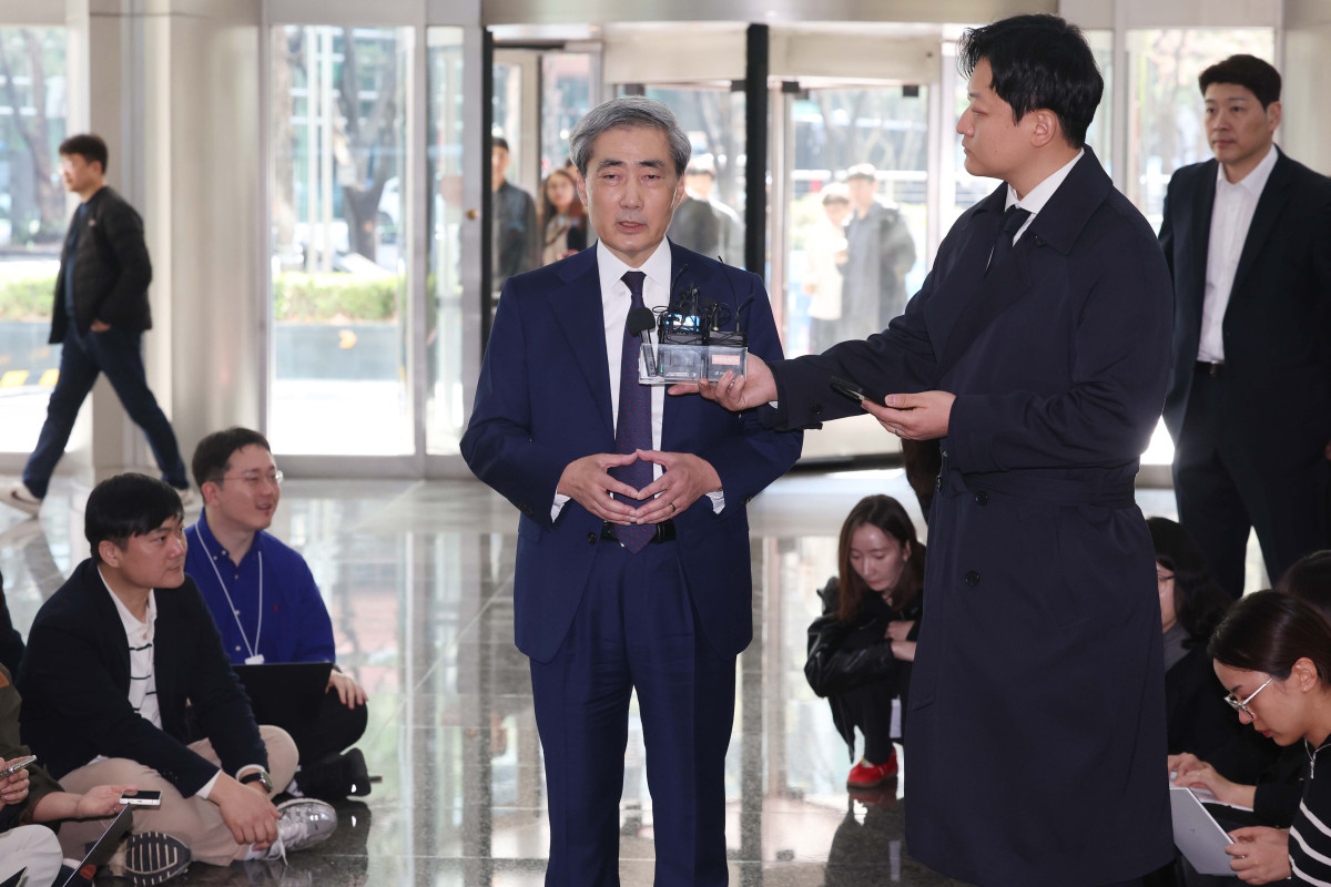 ▲신현송 한국은행 총재 후보자가 31일 서울 중구 한화금융플라자에 마련된 인사청문회 준비 사무실로 출근하며 취재진의 질문에 답하고 있다. 신태현 기자 holjjak@