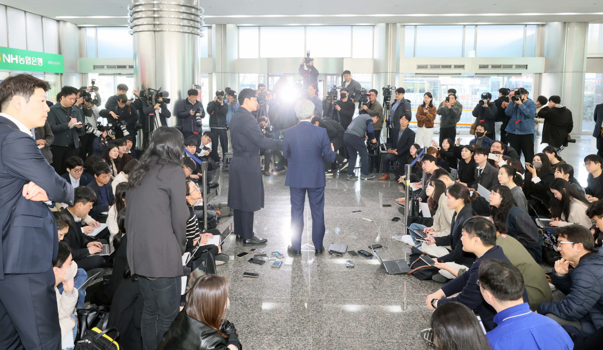 ▲신현송 한국은행 총재 후보자가 31일 서울 중구 한화금융플라자에 마련된 인사청문회 준비 사무실로 출근하며 취재진의 질문에 답하고 있다. 신태현 기자 holjjak@