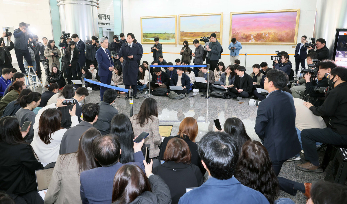 ▲신현송 한국은행 총재 후보자가 31일 서울 중구 한화금융플라자에 마련된 인사청문회 준비 사무실로 출근하며 취재진의 질문에 답하고 있다. 신태현 기자 holjjak@