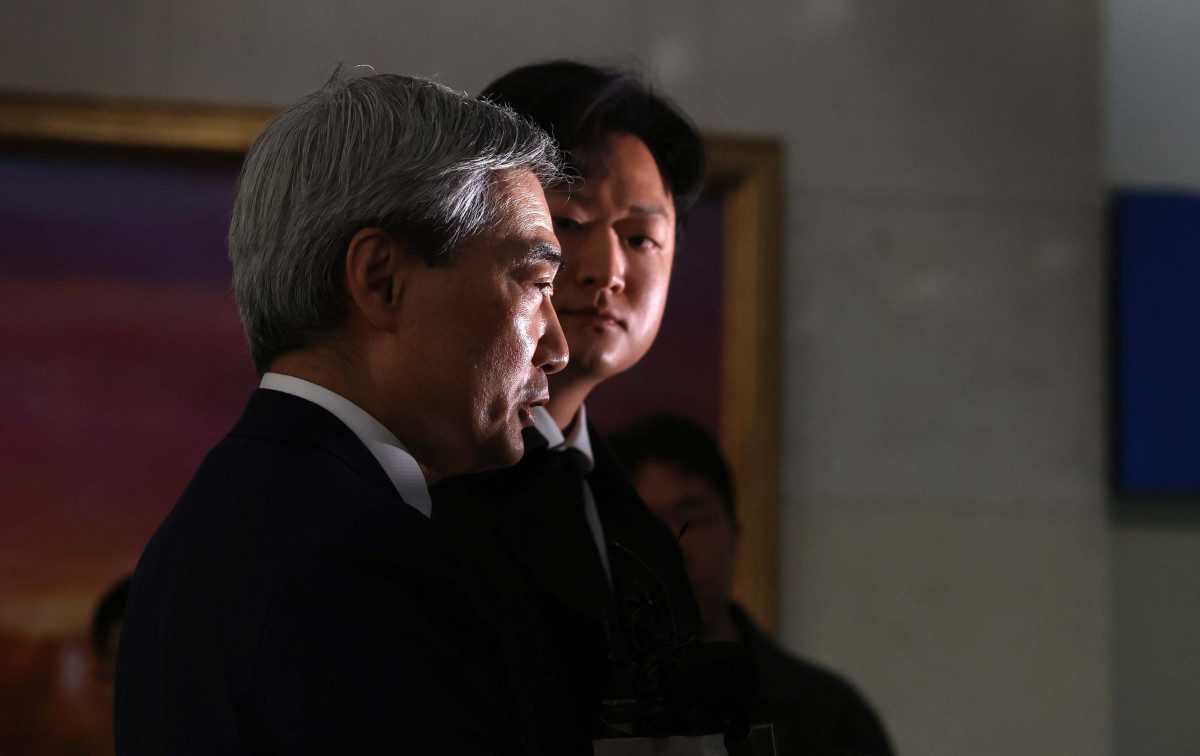 ▲신현송 한국은행 총재 후보자가 31일 서울 중구 한화금융플라자에 마련된 인사청문회 준비 사무실로 출근하며 취재진의 질문에 답하고 있다. 신태현 기자 holjjak@