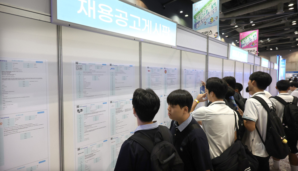 ▲경기도 고양시 킨텍스에서 열린 2025 경기도교육청 직업계고 취창업박람회를 찾은 학생들이 체용공고게시판을 살피고 있다. (뉴시스)