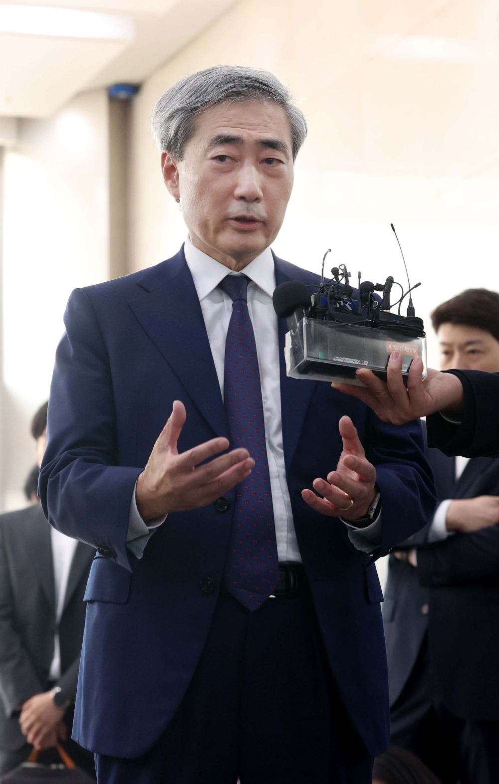 ▲신현송 한국은행 총재 후보자가 31일 서울 중구 한화금융플라자에 마련된 인사청문회 준비 사무실로 출근하며 취재진의 질문에 답하고 있다. 신태현 기자 holjjak@ (이투데이DB)