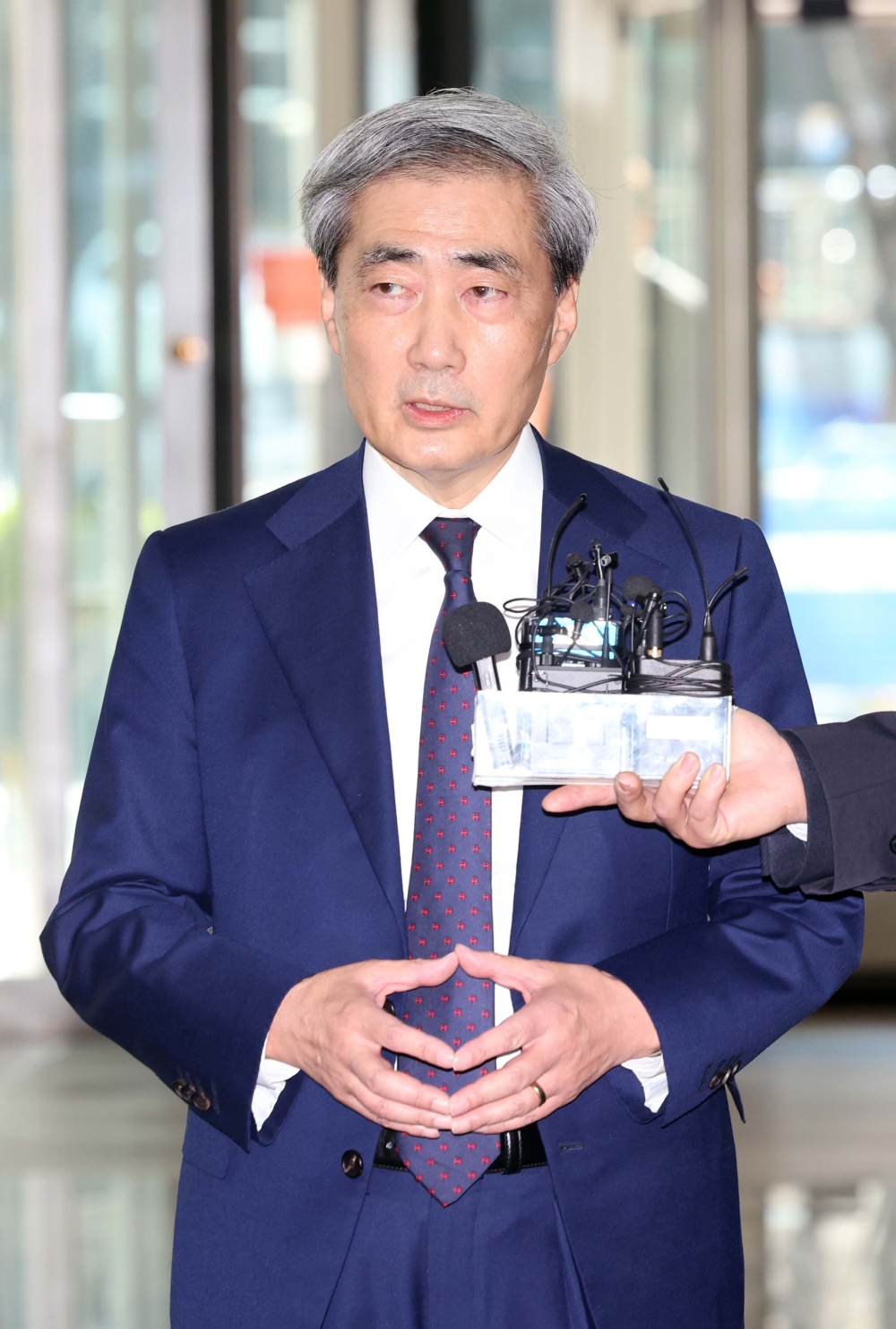 ▲신현송 한국은행 총재 후보자가 31일 서울 중구 한화금융플라자에 마련된 인사청문회 준비 사무실로 출근하며 취재진의 질문에 답하고 있다. 신태현 기자 holjjak@ (이투데이DB)