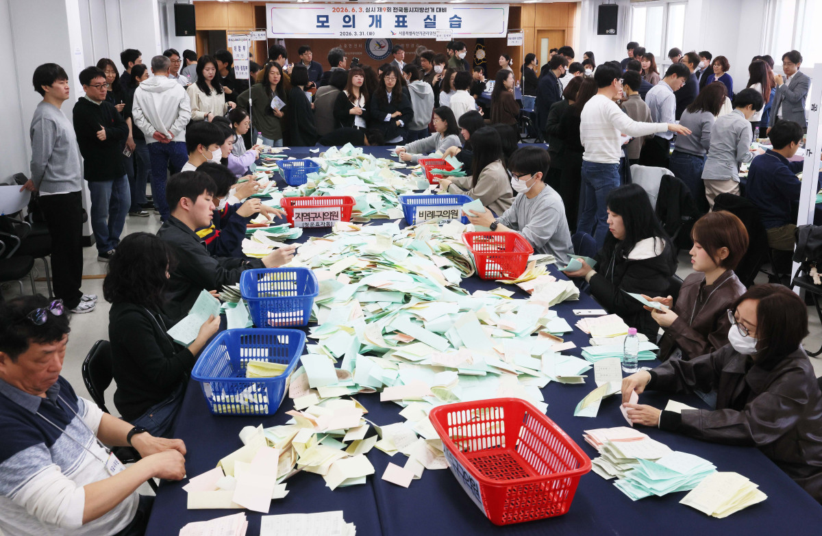 ▲31일 서울 종로구 서울시선거관리위원회에서 각 구 선관위 직원들이 ‘제9회 전국동시지방선거’ 대비 모의 개표실습을 하고 있다. 신태현 기자 holjjak@